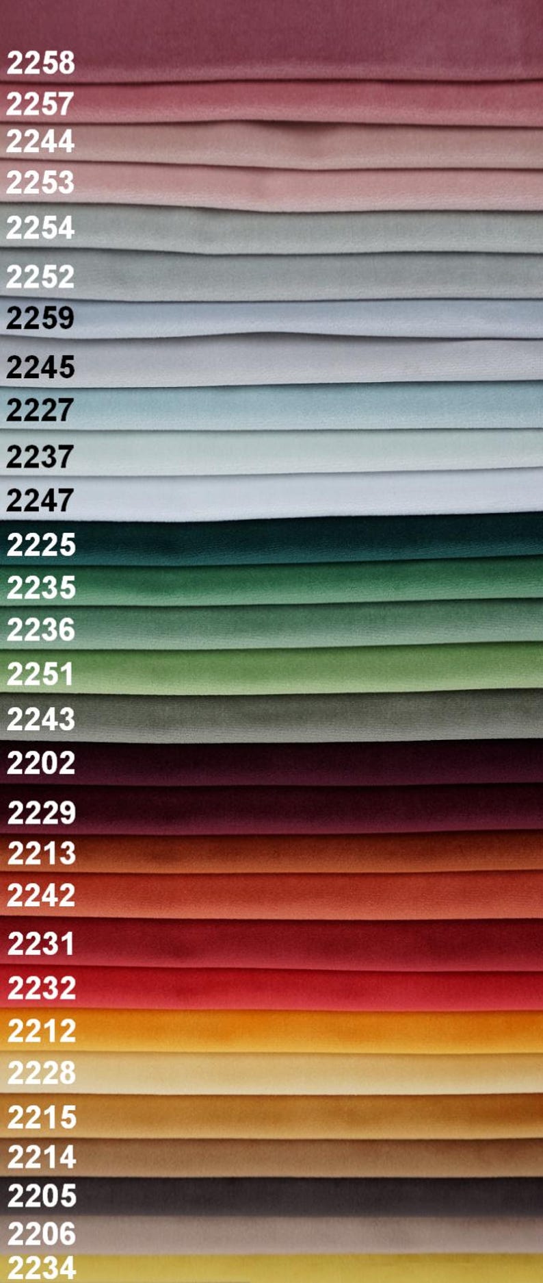 Peut inclure: Un nuancier de 20 &eacute;chantillons de tissu dans diff&eacute;rentes nuances de rouge, orange, jaune, vert, bleu et violet. Chaque &eacute;chantillon est &eacute;tiquet&eacute; avec un num&eacute;ro.