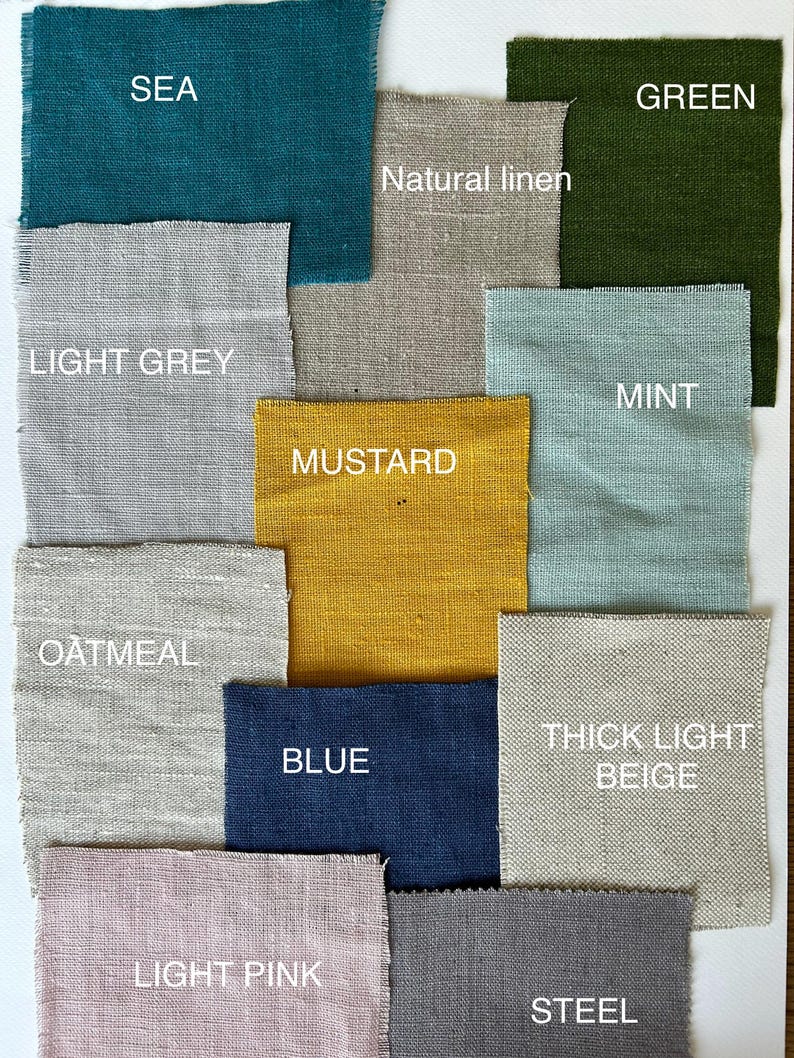Op de afbeelding: Een verzameling stofstalen in verschillende kleuren en texturen, waaronder zee, groen, natuurlijk linnen, lichtgrijs, mint, mosterd, havermout, blauw, dik lichtbeige, lichtroze en staal.