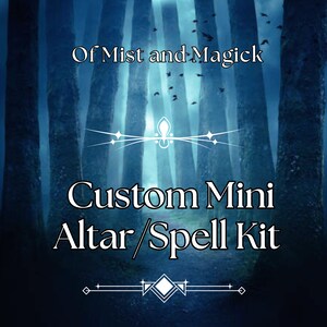 Może przedstawiać: Niebieski i biały obraz z tekstem "Of Mist and Magick" i "Custom Mini Altar/Spell Kit" w leśnym otoczeniu.