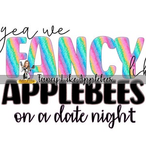 Puede incluir: Un diseño gráfico colorido con el texto "yea we fancy like Applebees on a date night". La palabra "fancy" está en una fuente de colores arcoíris con un patrón de rayas rosa, azul y amarillo.