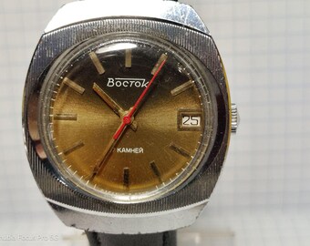 Colección vintage de relojes Vostok para hombre, relojes rusos dorados de la URSS, Vostok 2414, estilo de ropa soviética antigua.