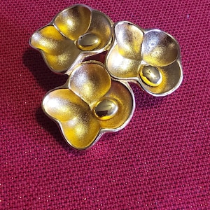 Limited Edition Oscar de la Renta Gold-Tone Brooch – A Timeless Collectible