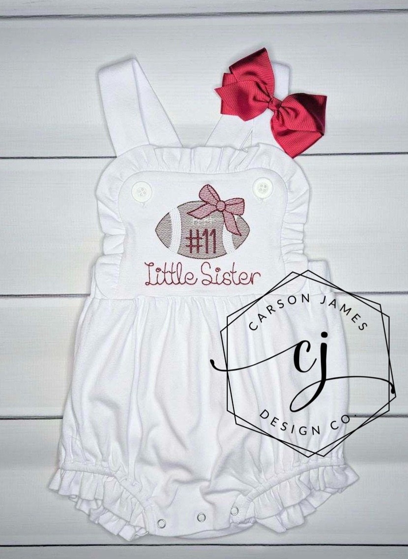 Monogram voetbal romper zonnepak voor een baby- en peutermeisje, zusje softbal, honkbal, broers en zussen