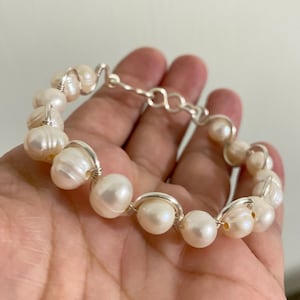 Bracciale rigido di perle, braccialetto di perle d'argento, braccialetto di perle, perle d'acqua dolce, braccialetto da sposa, braccialetto da damigella d'onore, regalo speciale per lei