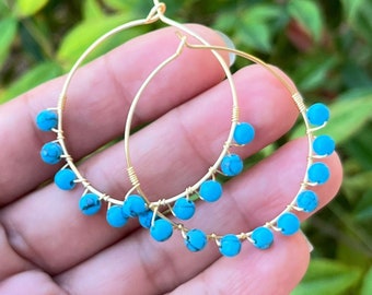 Turkosa ringörhängen, trådlindade ringar, trådlindade pärlörhängen, brudtärnepresenter, förgyllda, boho chic ringar, turkosa ringar
