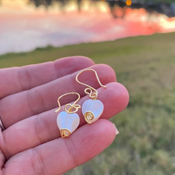 Mother of Pearl Heart Earrings, Love Earrings, Be Mine Gifts, Mother Pearl  Earrings, Nacar Earrings, Gold Plated Wire, Saint Valentine - Etsy