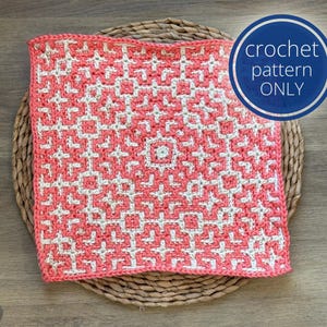 Pode incluir: Uma peça de crochê quadrada com um padrão geométrico em fio rosa coral e branco. O design consiste em motivos repetidos de estrelas e quadrados centralizados no tecido. Um emblema circular azul no canto superior direito exibe o texto crochet pattern ONLY.