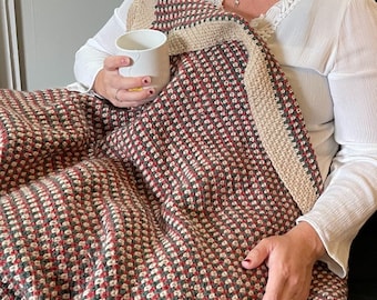 Easy Christmas Afghan Crochet Pattern | Cozy Blanket Lapghan | Moss Stitch