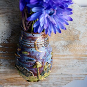 An artisan ceramic piece ideal for nature lovers and boho home decor, it combines functionality and beauty.