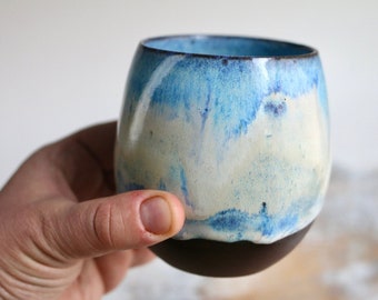 Mug en céramique fait main - oeuvre d'art en poterie fonctionnelle pour les amateurs de café