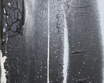 Könnte beinhalten: Abstraktes Gemälde mit schwarzer und weißer Farbe auf Leinwand. Die Farbe ist in einer strukturierten und geschichteten Art und Weise aufgetragen, wodurch ein Gefühl von Tiefe und Bewegung entsteht. Das Gemälde ist durch eine vertikale Linie in zwei Abschnitte geteilt.