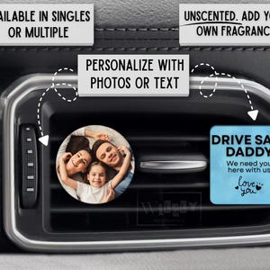 以下が含まれることがあります： 家族写真と「DRIVE SAFE DADDY」の文字が入った車の芳香剤。芳香剤は青色で、「We need you here with us, love you」の文字が入っています。画像には「AVAILABLE IN SINGLES OR MULTIPLE」と「UNSCENTED. ADD YOUR OWN FRAGRANCE」の文字も含まれています。