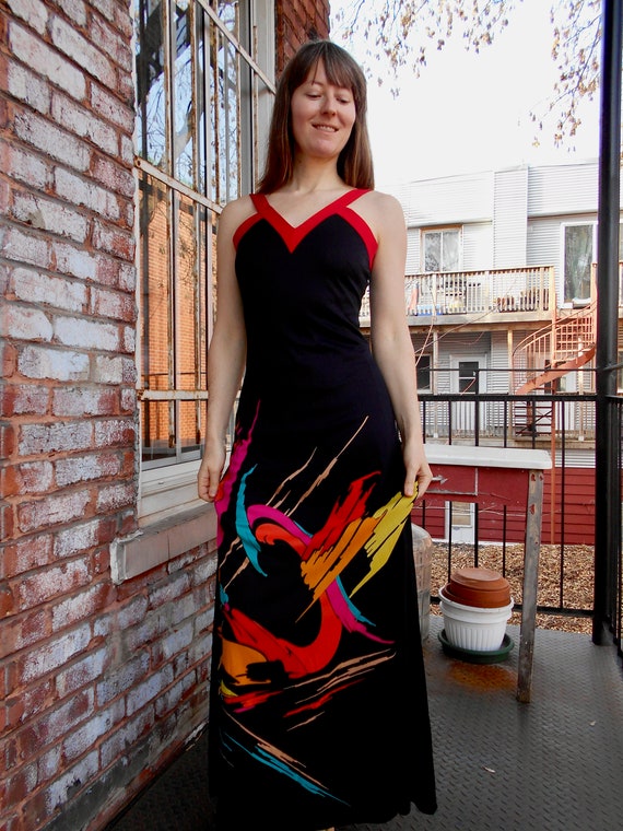 Sporty Black Maxi Dress w/ Bold Abstract Print / V