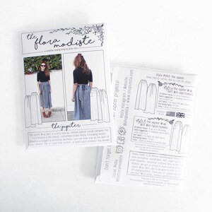 Puede incluir: Un patrón de costura para una falda envolvente con bolsillos laterales, llamada "The Jupiter", de la marca "The Flora Modiste". El patrón incluye instrucciones para hacer una falda envolvente con bolsillos laterales o bolsillos de parche. El patrón está disponible en tallas XS-XL.