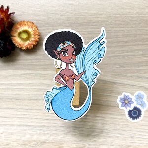 Preciosa sirena con afro y cola azul brillante, calcomanía impermeable grande