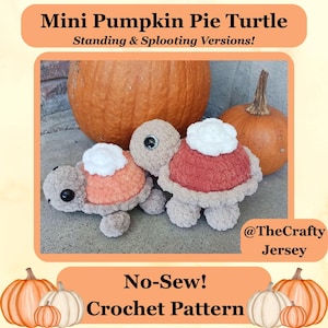 以下が含まれることがあります： カボチャパイをテーマにした甲羅と白いホイップクリームのトッピングが付いた、2匹のかぎ針編みのカメのおもちゃ。カメは薄茶色で、オレンジと赤色の甲羅をしています。「Mini Pumpkin Pie Turtle」と「No-Sew! Crochet Pattern」の文字が見えます。