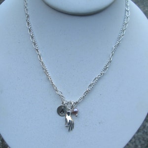 Collar Mudra de mano de plata de ley con etiqueta inicial y gota de perla