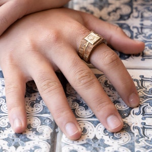 Anillo de sello de madera de arce orgánico de los hombres