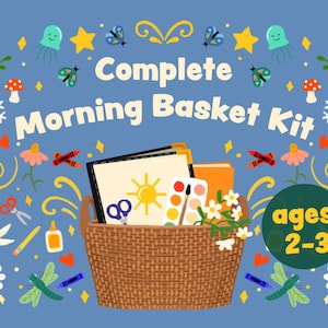 Puede incluir: Un fondo azul con el texto "Complete Morning Basket Kit" y "ages 2-3". Una cesta tejida contiene materiales de arte y libros. La imagen est&aacute; decorada con ilustraciones coloridas de flores, mariposas y otros elementos l&uacute;dicos.