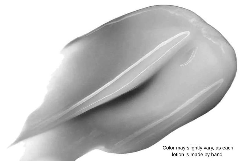 Peut inclure: Gros plan d'une tache de lotion lisse et de couleur claire sur fond blanc. La lotion a un &eacute;clat brillant et semble fra&icirc;chement appliqu&eacute;e. Le texte en bas indique : "La couleur peut l&eacute;g&egrave;rement varier, car chaque lotion est fabriqu&eacute;e &agrave; la main."