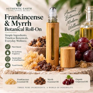 Op de afbeelding: Een in bamboe gehulde roll-on fles met het label Authentic Earth Frankincense & Myrrh Botanical Roll-On. De fles heeft een metalen rollerbal, omringd door wierookhars, mirrehars en verse druiven, met tekst die de ingrediënten beschrijft.