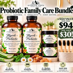 Op de afbeelding: Authentic Earth Probiotische Familie Verzorgingsset met twee 473 ml amberkleurige flessen Myrrh + Probiotic mondwater, twee 113 g potten probiotische actieve kool en shilajit tandpasta, en vier bamboe tandenborstels in een houder.