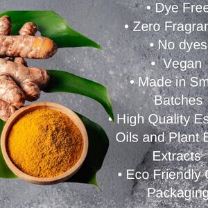 Peut inclure: Image de racines de curcuma, poudre dans un bol en bois et une cuill&egrave;re en bois avec de la poudre sur une feuille verte. Le texte dit : Sans colorant, Sans parfum, Sans colorants, Vegan, Fabriqu&eacute; en petits lots, Huiles essentielles et extraits v&eacute;g&eacute;taux de haute qualit&eacute;, Emballage en verre &eacute;cologique.