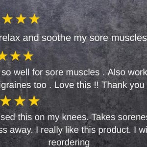 Peut inclure: Image de commentaires clients avec des &eacute;valuations cinq &eacute;toiles. Le texte comprend des phrases telles que &laquo; Aide &agrave; d&eacute;tendre et apaiser mes muscles endoloris &raquo; et &laquo; Fonctionne si bien pour les muscles endoloris &raquo;. Fond gris fonc&eacute;.