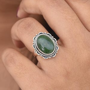 Anillo de jade nefrita natural en plata, joyería de jade verde, joyería para mamá, regalos navideños de plata, anillo de piedra preciosa natural, anillo hecho a mano