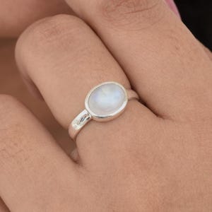 Regenbogen Mondstein Ring, 925 Sterling Silber, ovaler Edelstein, Naturstein, Silber Bandring, niedlicher Ring, Frauenring, erschwinglicher Ring, Verkauf