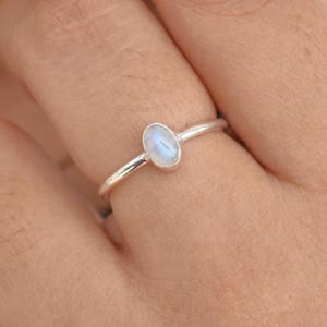 Bague pierre de lune, pierre de lune ovale, bijoux en pierre de lune, bague en pierre de lune en argent, bague bohème, bague délicate, bague en pierres précieuses, bague tendance, bague femme
