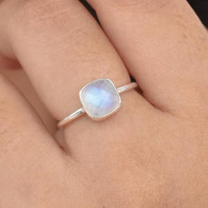 Anello con pietra di luna arcobaleno, gioiello con pietra preziosa quadrata, anello con pietra preziosa naturale, anello fatto a mano, argento sterling 925, anello in argento, anello a fascia semplice