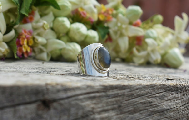 •LABRADORITE - OVAL• cobblestone bezel silver ring (size 8.75)