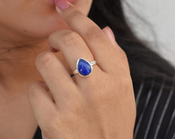 Bague en argent (925/oo), sertie de pierres fines jaunes de différents