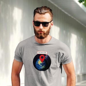 Du bist hier: green Earth — Kurzärmeliges Unisex T-Shirt, Space T-Shirt