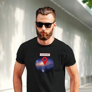 Estás aquí: Mapa de la Vía Láctea — Camiseta unisex de manga corta. Camiseta espacial, mapa estelar.
