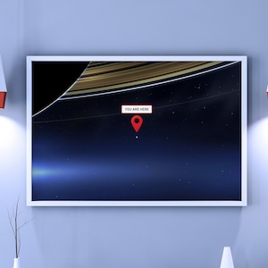 Ti trovi qui: Cassini, Pale Blue Dot, Saturno — poster spaziale, poster scientifico, mappa galattica, mappa spaziale