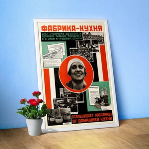 Puede incluir: Un cartel de propaganda soviético vintage con un esquema de color rojo, blanco y verde. El cartel presenta a una mujer con un pañuelo blanco y un círculo rojo alrededor de su rostro. El texto del cartel dice "FABRIKA-KUCHNYA" y "OSVOBOZHDAYET RABOTNITSYU OT DOMASHNEY KUCHNY".