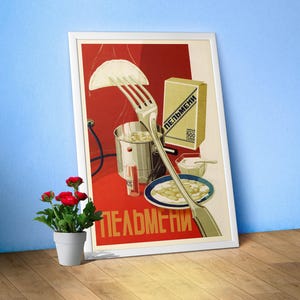 Könnte beinhalten: Ein Vintage-Plakat aus der Sowjetzeit, das Pelmeni bewirbt, eine Art russischer Knödel. Das Plakat zeigt einen roten Hintergrund mit einem weißen Rahmen und eine Gabel, die ein Pelmeni aus einem Topf mit kochendem Wasser hebt. Der Text auf dem Plakat lautet "Пельмени", was auf Russisch "Pelmeni" bedeutet.