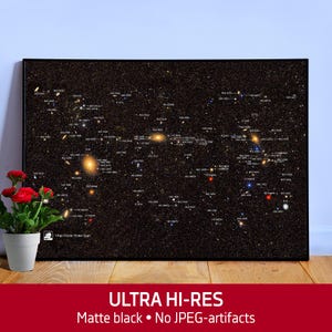 Puede incluir: Una impresión enmarcada del gráfico del buscador de cúmulos de Virgo, que muestra galaxias y objetos celestes sobre un fondo oscuro. La impresión incluye el texto "ULTRA HI-RES" y "Matte black • No JPEG-artifacts" en la parte inferior.