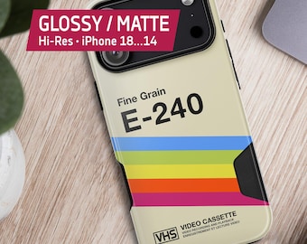 Etui na kasetę VHS • E-240 [retrowave/vaporwave] — Wytrzymałe etui na iPhone'a 18/17/16/15/14 (błyszczące/matowe). Etui na iPhone'a z lat 80., etui na telefon w stylu retro