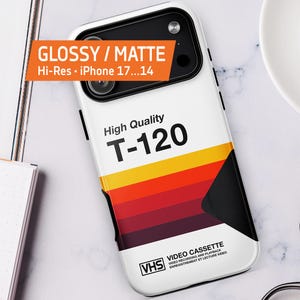 Etui na kasetę VHS T-120 [retrowave/vaporwave] — Wytrzymałe etui na iPhone'a 17/16/15/14/13 (błyszczące/matowe). Etui na iPhone'a z lat 80., etui na telefon w stylu retro