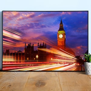 Pode incluir: Uma fotografia do Big Ben e das Casas do Parlamento em Londres, Inglaterra, ao anoitecer. A imagem apresenta uma longa exposição das luzes do trânsito na rua em frente aos edifícios.