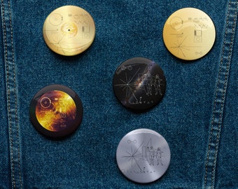 Disco Golden Record de la Voyager 1 de la NASA: conjunto de botones de pin espacial (5 artículos), insignia de pin Voyager 1, pines circulares