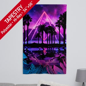 Peut inclure: Une tapisserie avec un motif rétro représentant des palmiers, un triangle néon rose et bleu et un ciel étoilé reflété dans une étendue d'eau ondulante. La tapisserie est en polyester et mesure 86 cm sur 142 cm.