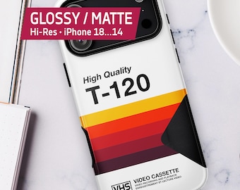 Kaseta VHS • Etui na iPhone'a — etui na telefon w stylu retro T-120. Design kaset VHS z lat 80., wytrzymała obudowa na iPhone'a 18/17/16/15, błyszcząca/matowa