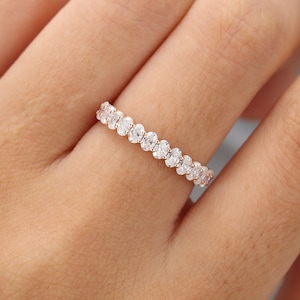 Aliança de casamento feminina exclusiva em moissanita com corte oval, meia aliança em ouro rosa, estilo vintage, para usar em conjunto com outros anéis, anel de compromisso.