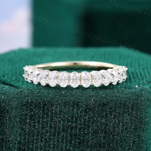 Aliança de casamento feminina em ouro amarelo com moissanita de corte oval, modelo meia-eternidade exclusivo, estilo vintage, para usar em conjunto com outras alianças, ideal como presente de noivado.
