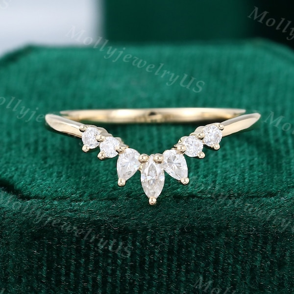 Aliança de casamento feminina vintage curva em ouro amarelo maciço 14K com diamantes Moissanite lapidados em formato de marquise, um presente de noivado único e perfeito para usar em conjunto com outros modelos.