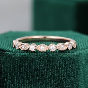 Anillo de bodas único de oro rosa vintage de media eternidad con moissanita, anillo de bodas para mujer con milgrain apilable a juego, regalo de promesa nupcial para ella